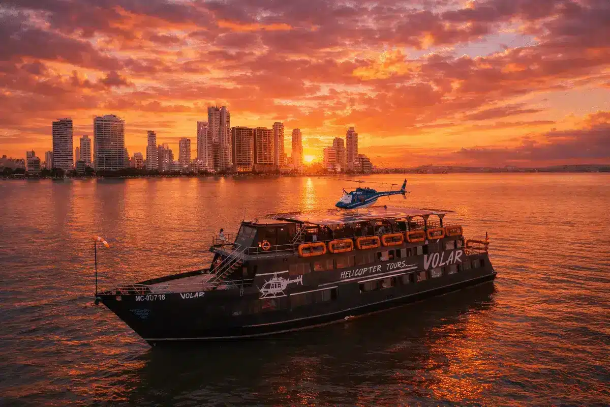 Tour nocturno en barco por la bahía de Cartagena con luces panorámicas